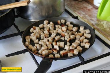 Рецепт - Салат из белой фасоли с куриным филе с сухариками - Шаг 7 -  На сухую сковороду выкладываем хлебушек одним слоем, жарим при помешивании до румяного цвета.