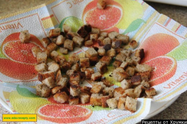 Рецепт - Салат из белой фасоли с куриным филе с сухариками - Шаг 8 -  Выкладываем сухарики на салфетку, чтобы впиталось лишнее масло. В принципе сухарики можно запечь и в духовке до нужной кондиции.