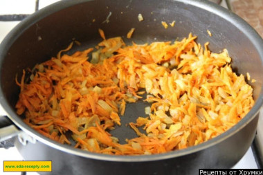 Рецепт - Салат из белой фасоли с куриным филе с сухариками - Шаг 3 -  Лук и морковь чистим. Лук измельчаем, морковь трём на крупной тёрке. Обжариваем до мягкости на сковороде с растительным маслом. Помешиваем, тушим примерно 7 минут.