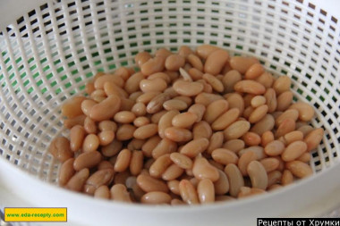 Рецепт - Салат из белой фасоли с куриным филе с сухариками - Шаг 4 -  Фасоль откидываем на дуршлаг, чтобы стёк весь лишний сок. Я ее еще промыла слегка кипяченой водой.