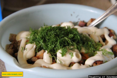 Рецепт - Салат из белой фасоли с куриным филе с сухариками - Шаг 9 -  О том, как приготовить салат из белой фасоли с сухариками, мы узнаем из этого последнего шага. Перед сборкой салата все ингредиенты должны полностью остыть. Складываем в салатник курицу, фасоль, лук с морковкой, сухарики, свежий рубленый укроп, майонез. Всё тщательно перемешиваем и даем салату пропитаться минут 30. Подаем в тарелке, украсив веточкой укропа. Приятного аппетита!