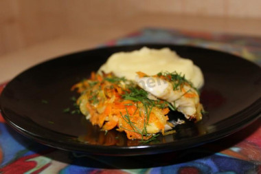 Минтай в духовке с луком и морковью и укропом