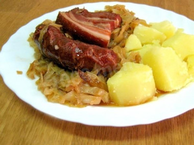 Капуста с ветчиной и беконом в горшочках