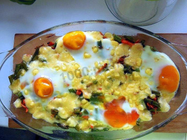 Стручковая фасоль с яйцами сыром морковью