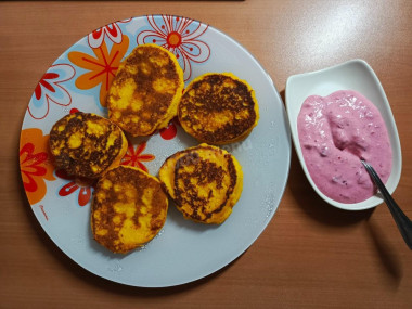 тыквенный сырник с клубничным соусом