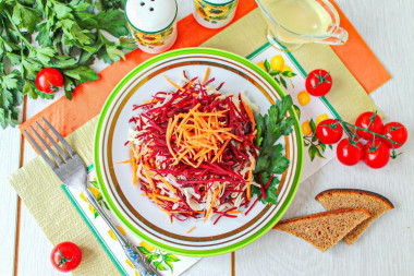 Салат из свежей свеклы моркови и капусты