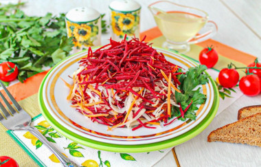 Салат из свежей свеклы моркови и капусты