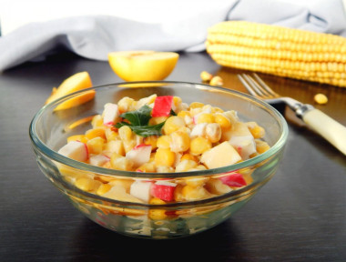 Салат крабовые палочки с яблоком и кукурузой