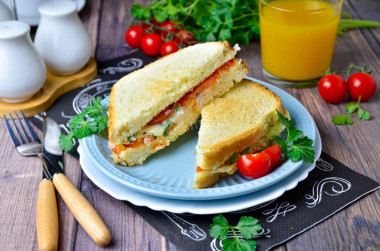 Сэндвич с яйцом и сыром на сковороде