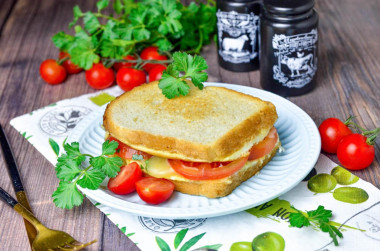 Сэндвич с яйцом и сыром на сковороде