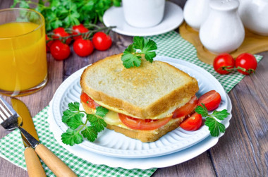 Сэндвич с яйцом и сыром на сковороде