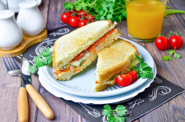 Сэндвич с яйцом и сыром на сковороде