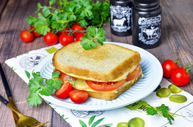 Сэндвич с яйцом и сыром на сковороде