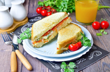 Сэндвич с яйцом и сыром на сковороде