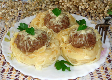 Макаронные гнезда без соуса с мясом кролика и пармезаном