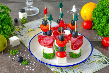 Канапе с маслинами и сыром на шпажках