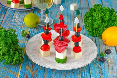 Канапе с маслинами и сыром на шпажках