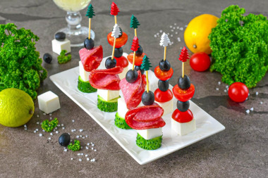 Канапе с маслинами и сыром на шпажках