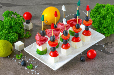 Канапе с маслинами и сыром на шпажках