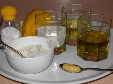 Рецепт - Салат с курицей, помидорами, сухариками и домашним майонезом - Шаг 1 - Начнем с приготовления майонеза. Молоко и масло должны быть комнатной температуры, позаботьтесь об этом заранее.