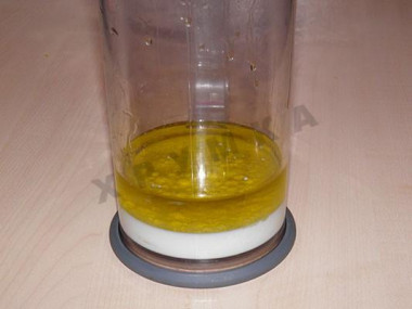 Рецепт - Салат с курицей, помидорами, сухариками и домашним майонезом - Шаг 2 -  В стакан для взбивания влейте молоко и масло.