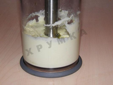 Рецепт - Салат с курицей, помидорами, сухариками и домашним майонезом - Шаг 3 -  Взбейте блендером в течение примерное 1 минуты. Используйте максимальную скорость.