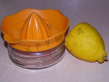 Рецепт - Салат с курицей, помидорами, сухариками и домашним майонезом - Шаг 4 -  Выжмите лимонный сок, добавьте в молочно-масляную смесь.