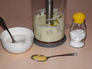 Рецепт - Салат с курицей, помидорами, сухариками и домашним майонезом - Шаг 5 -  Добавьте все оставшиеся ингредиенты, еще раз хорошо взбейте. Секунд 30 будет достаточно.