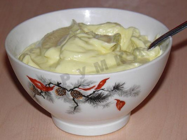 Рецепт - Салат с курицей, помидорами, сухариками и домашним майонезом - Шаг 6 -  Ну вот, майонез готов. Он получается очень густым и вкусным. Майонез можно хранить в холодильнике столько, сколько был срок годности молока.