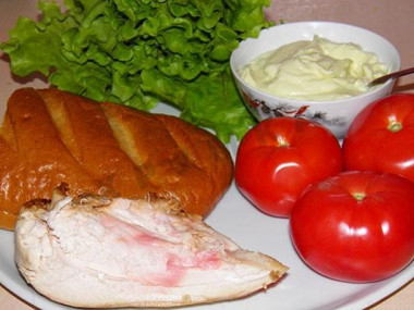 Рецепт - Салат с курицей, помидорами, сухариками и домашним майонезом - Шаг 7 -  Когда майонез готов, можно приступать  к приготовлению салата. Вам понадобятся спелые, но крепкие помидоры, половина батона (можно слегка подсохшего), половинка куриной грудки (мне больше всего нравится с копченой, вкус насыщеннее), листовой салат и майонез