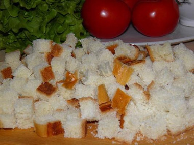 Рецепт - Салат с курицей, помидорами, сухариками и домашним майонезом - Шаг 8 -  Батон нарежьте на кубики с размером стороны 0,7-1 см. Выложите на противень и поставьте сушиться в духовку при 160 градусах.