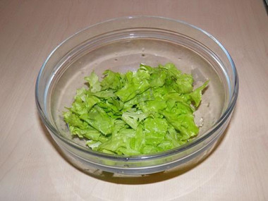 Рецепт - Салат с курицей, помидорами, сухариками и домашним майонезом - Шаг 9 -  Листья салата тщательно промойте, обсушите. Порвите листья и выложите в салатник.  Нижнюю белую часть листьев лучше не использовать из-за жесткости.