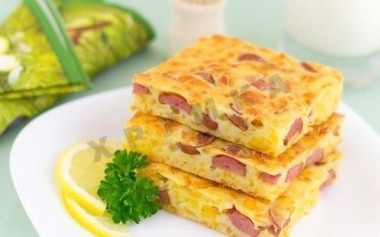 Ленивый сырный пирог с сосисками