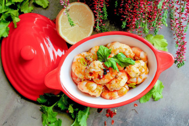 Жаренные креветки с чесноком на сковороде