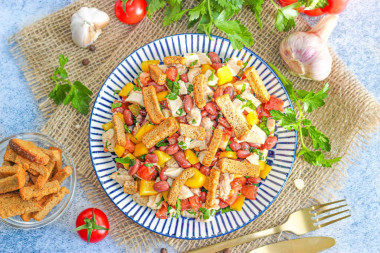 Салат с кириешками и курицей