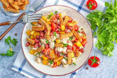 Салат с кириешками и курицей