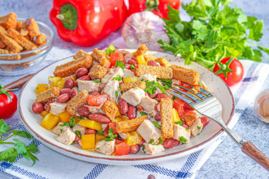 Салат с кириешками и курицей