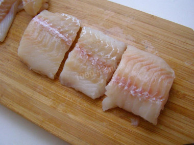 Рецепт - Филе трески в яичном кляре на молоке жареное с луком - Шаг 1 - Треска бывает разных размеров. Но, так или иначе, ее надо приготовить к жарке. Промытую в воде тушку потрошат. В ней отрезается все лишнее, т.е. плавники, голова, хвост. Важно вынуть и все косточки. Отделив филе, его нарезают порционно.