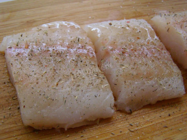 Рецепт - Филе трески в яичном кляре на молоке жареное с луком - Шаг 2 -  Тут – важный момент. Надо посолить и приправить перцем или специями кусочки.