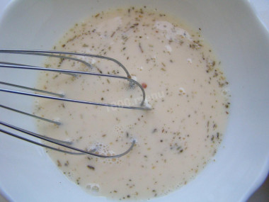 Рецепт - Филе трески в яичном кляре на молоке жареное с луком - Шаг 4 -  Затем удобным образом яйцо взбивают и вливают молоко. Но не все сразу, а частями. Массу тоже надо взбить. Чем? Это может быть и вилка, и венчик, и комбайн, и миксер – выбирайте.