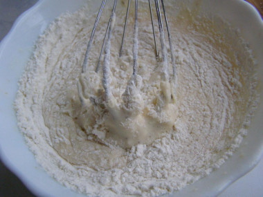 Рецепт - Филе трески в яичном кляре на молоке жареное с луком - Шаг 6 -  При этом массу взбивают, не прекращая.