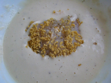 Рецепт - Филе трески в яичном кляре на молоке жареное с луком - Шаг 8 -  Сковорода должна быть нагрета для жарки, как и масло в ней. Сначала обмакивают кусочки в панировку, а потом в кляр.