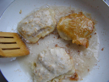 Рецепт - Филе трески в яичном кляре на молоке жареное с луком - Шаг 9 -  Затем их кладут в горячее масло. Жарят минут по 5, в зависимости от их величины и толщины сковороды, переворачивая.