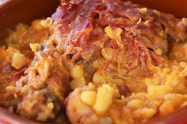 Кассуле со свиным фаршем, беконом и уткой