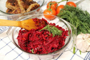 Тушеная свекла с помидорами, чесноком, морковью и луком
