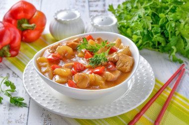 Курица с ананасами в кисло сладком соусе