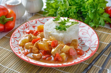 Курица с ананасами в кисло сладком соусе