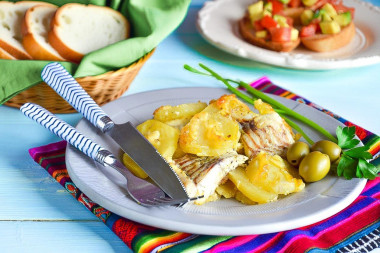 Филе минтая с картошкой в духовке