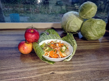 Капуста маринованная с изюмом и яблоком