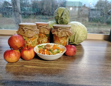 Капуста маринованная с изюмом и яблоком